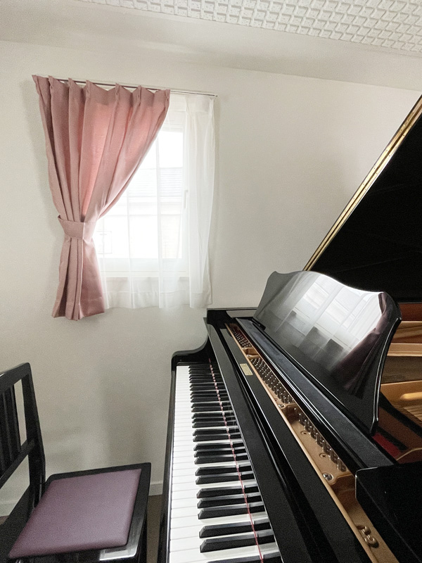 ピアノの横の窓