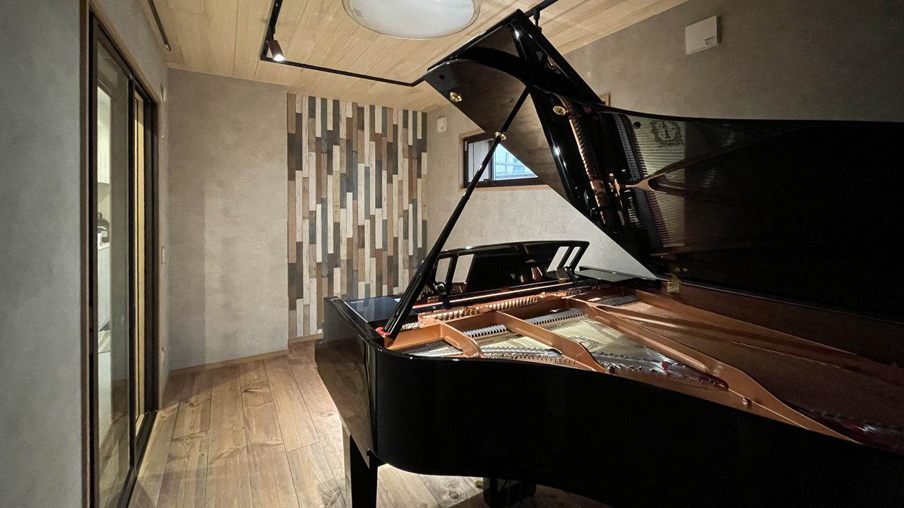 ヴィンテージ調インテリアのピアノ室
